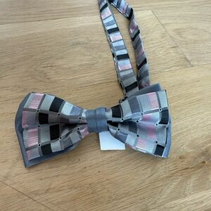 Men’s Gray and Pink Patterned Bow Tie